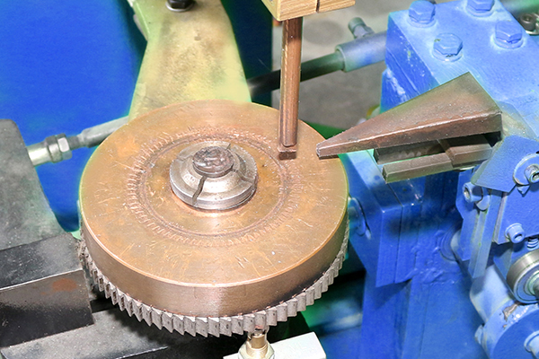 Máy hàn điểm tự động cho vòng trong với phân phối dây chính xác 4