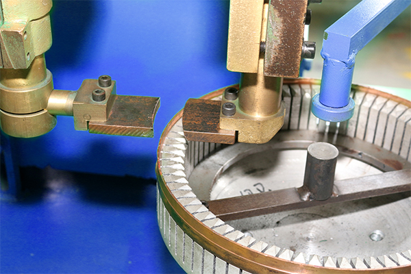 Máy hàn điểm tự động cho vòng trong với phân phối dây chính xác 6