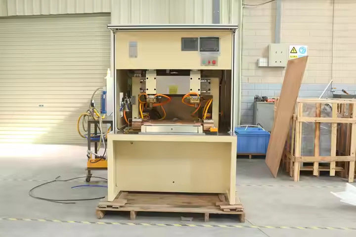 Hwashi CNC Máy hàn điểm kim loại tấm cửa thép nhỏ nhẹ tần số trung bình với bộ nạp di chuyển tự động trục XY
