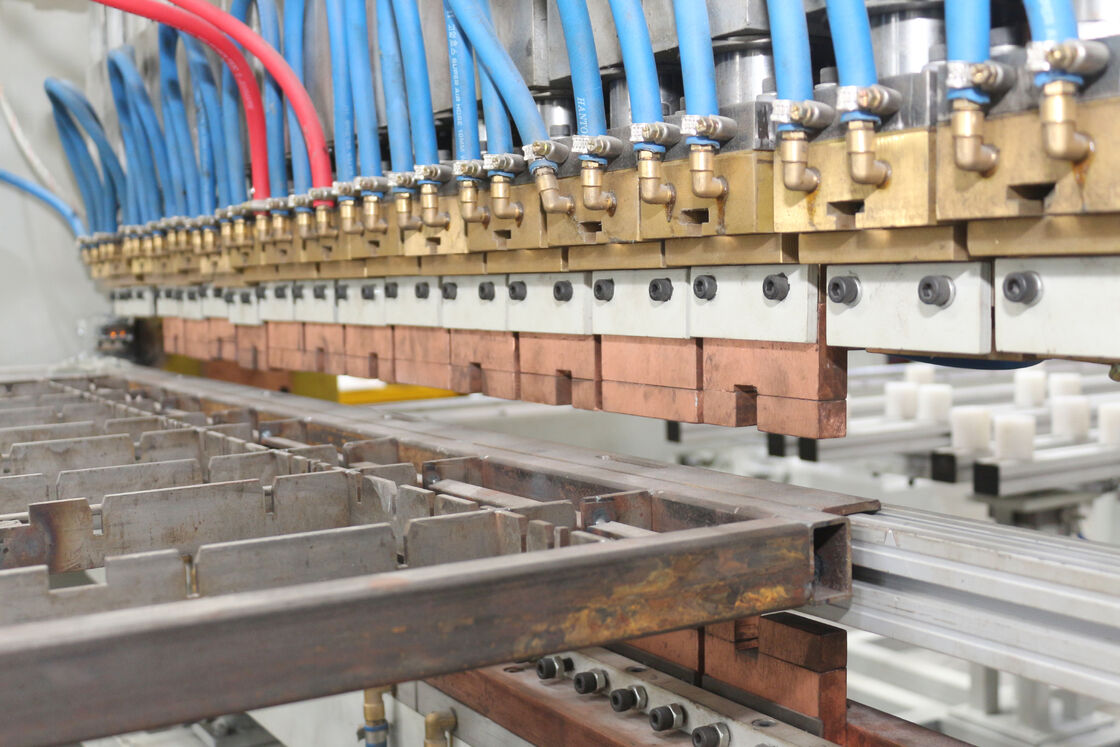 Máy hàn lưới dây lạnh Gantry với bộ cấp độ hai lớp và hệ thống cấp tự động 10 điện cực
