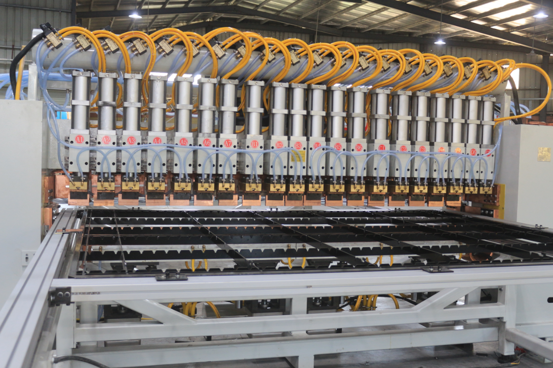 Máy hàn đa điểm Gantry Hwashi AT-MF25K với nguồn điện biến tần MFDC, cấp năng lượng bằng máy chủ và cách điện cực điều chỉnh